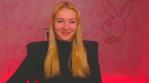 Snapshot of _mila_la_ chatting on December 3, 2024, 6:48 am Melanie online show from December 3, 2024, 6:48 am