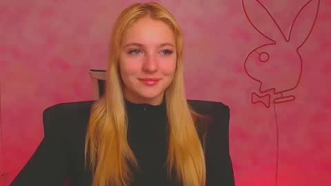Snapshot of _mila_la_ chatting on December 7, 2024, 7:38 am Melanie online show from December 7, 2024, 7:38 am