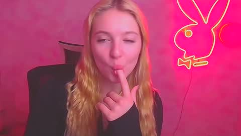 Snapshot of _mila_la_ chatting on February 18, 2025, 10:16 am Melanie online show from February 18, 2025, 10:16 am