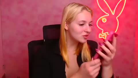 Snapshot of _mila_la_ chatting on October 6, 2025, 6:11 am Melanie online show from October 6, 2025, 6:11 am