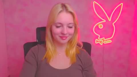 Snapshot of _mila_la_ chatting on October 14, 2025, 6:03 am Melanie online show from October 14, 2025, 6:03 am