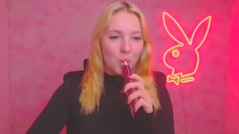 Snapshot of _mila_la_ chatting on October 20, 2025, 5:52 am Melanie online show from October 20, 2025, 5:52 am