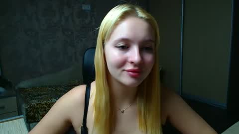 Snapshot of _mila_la_ chatting on December 15, 2025, 12:20 pm Melanie online show from December 15, 2025, 12:20 pm