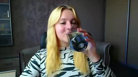 Snapshot of _mila_la_ chatting on May 8, 2026, 8:19 am Melanie online show from May 8, 2026, 8:19 am
