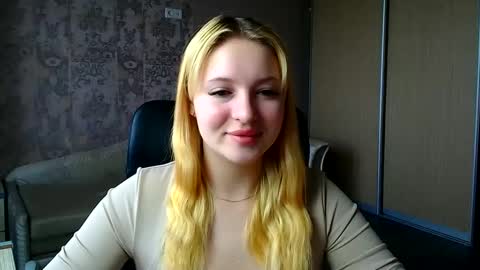Snapshot of _mila_la_ chatting on May 20, 2026, 7:03 am Melanie online show from May 20, 2026, 7:03 am
