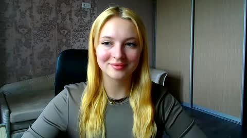 Snapshot of _mila_la_ chatting on June 19, 2026, 9:57 am Melanie online show from June 19, 2026, 9:57 am