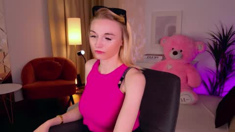 Snapshot of _mila_lux_ chatting on May 19, 2026, 1:17 pm Mila online show from May 19, 2026, 1:17 pm