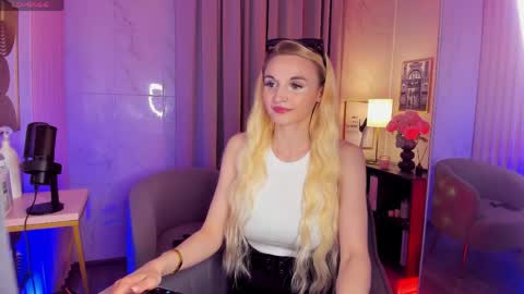 Snapshot of _mila_lux_ chatting on May 25, 2026, 8:37 pm Mila online show from May 25, 2026, 8:37 pm