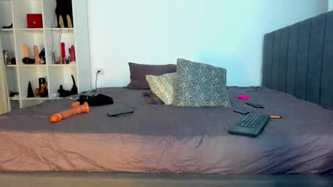 AstrideVonTeese online show from September 17, 2025, 4:52 pm