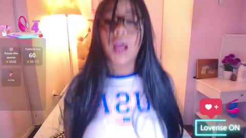 nahomi  online show from November 12, 2025, 12:33 am