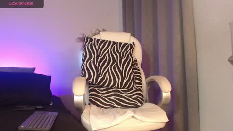 Naia Ross online show from May 19, 2026, 1:11 am