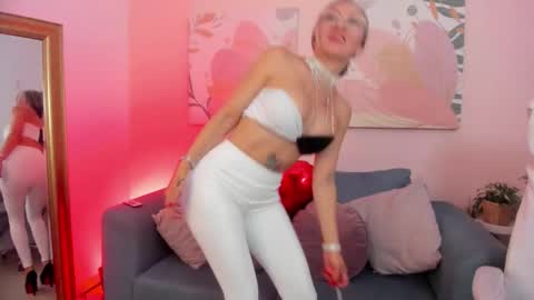 Snapshot of _nicoletteshea_ chatting on February 14, 2026, 9:33 pm _nicoletteshea_ online show from February 14, 2026, 9:33 pm