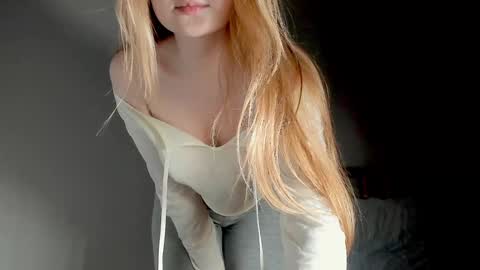 Snapshot of _o0o__ chatting on December 2, 2025, 9:43 pm Adalin online show from December 2, 2025, 9:43 pm