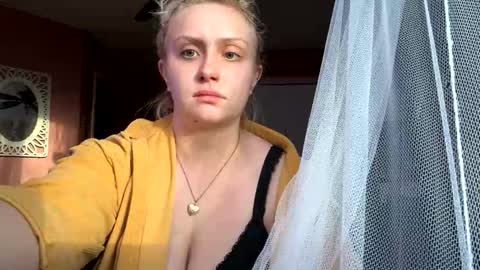 _peaceoutgirlscout_ online show from November 4, 2025, 9:58 pm