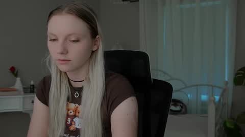 Snapshot of _penisflytrap_ chatting on October 31, 2025, 9:21 am Viktoria online show from October 31, 2025, 9:21 am