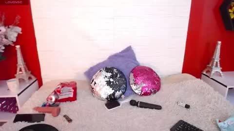 Laura online show from October 31, 2025, 6:42 pm