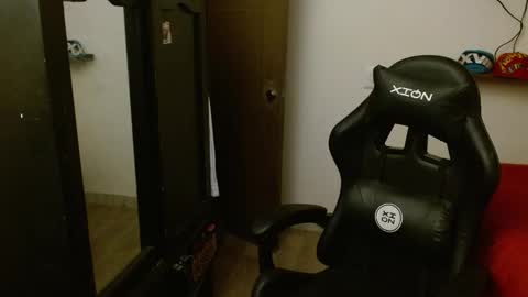 Snapshot of _schnnneider_ chatting on November 19, 2025, 4:56 am SCHNEIDER online show from November 19, 2025, 4:56 am