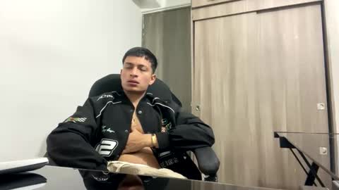 Juan Pablo-independent model online show from February 16, 2025, 5:48 am