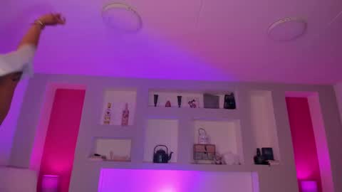 Sofia Miller online show from October 17, 2025, 4:04 am