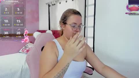 Snapshot of _sophia_sweet20 chatting on November 12, 2025, 7:24 pm online show from November 12, 2025, 7:24 pm