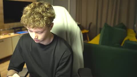 OLIVERpvt is open online show from November 19, 2025, 3:06 am