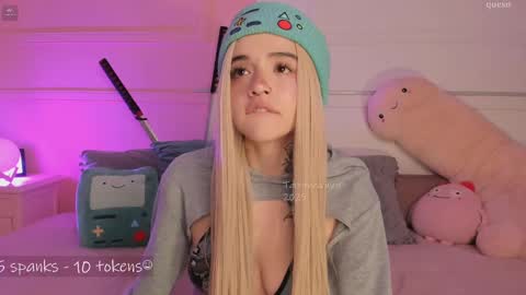 _tammarra_ online show from February 12, 2025, 12:33 pm