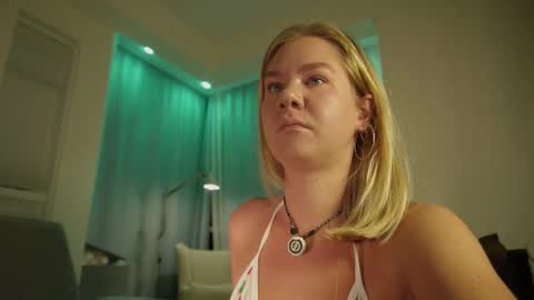 Snapshot of _teasecake_ chatting on October 30, 2025, 1:40 am Annie online show from October 30, 2025, 1:40 am