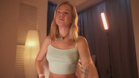 Snapshot of _teasecake_ chatting on December 1, 2025, 1:54 am Annie online show from December 1, 2025, 1:54 am