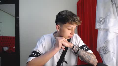 Snapshot of _thomas_hot_ chatting on January 7, 2025, 3:35 am Thomas online show from January 7, 2025, 3:35 am