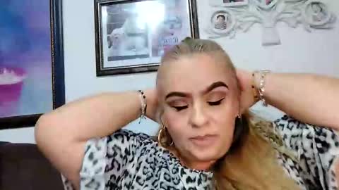 Snapshot of _valerie_rose chatting on October 22, 2025, 10:09 pm Valerie online show from October 22, 2025, 10:09 pm