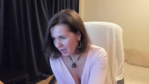 Snapshot of _vallylove chatting on December 22, 2025, 12:40 am _vallylove online show from December 22, 2025, 12:40 am