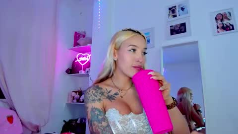 Snapshot of _viioletweekend_ chatting on February 12, 2026, 7:09 pm online show from February 12, 2026, 7:09 pm