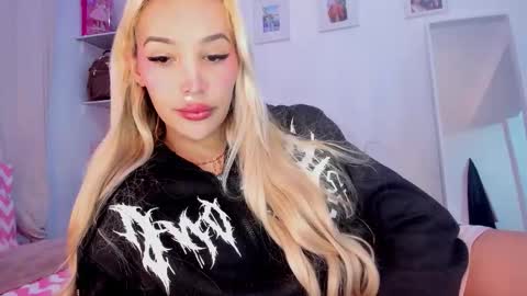 Snapshot of _viioletweekend_ chatting on March 16, 2026, 8:57 pm online show from March 16, 2026, 8:57 pm