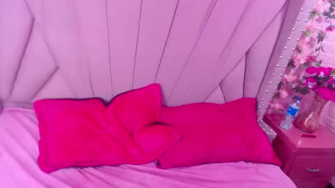 Snapshot of _violeta_18 chatting on March 5, 2025, 11:49 pm _violeta_18 online show from March 5, 2025, 11:49 pm