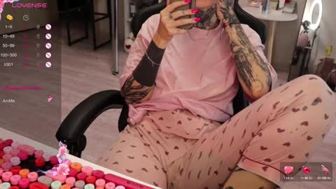 Snapshot of _viv1an_ chatting on November 7, 2025, 7:19 am Alis online show from November 7, 2025, 7:19 am