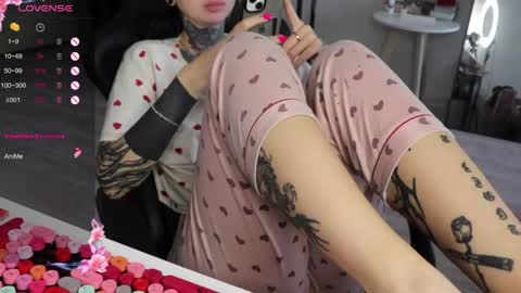 Snapshot of _viv1an_ chatting on November 8, 2025, 8:36 am Alis online show from November 8, 2025, 8:36 am