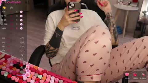 Snapshot of _viv1an_ chatting on November 12, 2025, 8:04 am Alis online show from November 12, 2025, 8:04 am