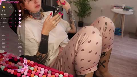 Snapshot of _viv1an_ chatting on November 22, 2025, 8:13 am Alis online show from November 22, 2025, 8:13 am