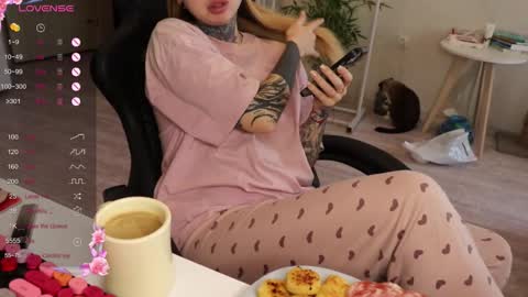 Snapshot of _viv1an_ chatting on December 5, 2025, 10:57 am Alis online show from December 5, 2025, 10:57 am