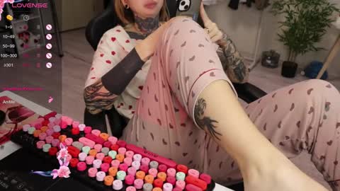 Snapshot of _viv1an_ chatting on December 17, 2025, 7:47 am Alis online show from December 17, 2025, 7:47 am