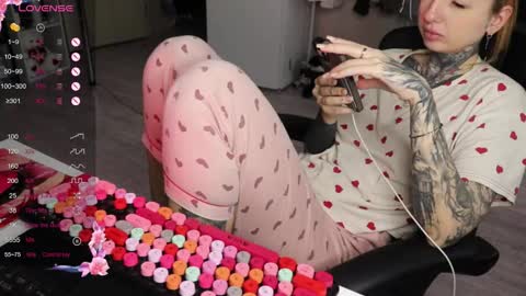 Snapshot of _viv1an_ chatting on December 20, 2025, 8:10 am Alis online show from December 20, 2025, 8:10 am