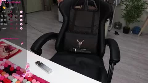 Snapshot of _viv1an_ chatting on December 21, 2025, 7:15 am Alis online show from December 21, 2025, 7:15 am