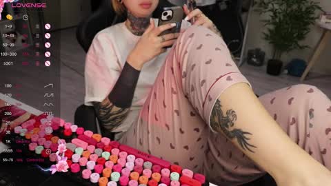 Snapshot of _viv1an_ chatting on December 22, 2025, 9:06 am Alis online show from December 22, 2025, 9:06 am