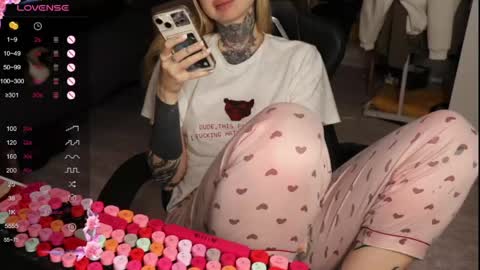 Snapshot of _viv1an_ chatting on April 21, 2026, 2:04 am Alis online show from April 21, 2026, 2:04 am