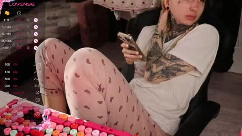 Snapshot of _viv1an_ chatting on April 23, 2026, 2:41 pm Alis online show from April 23, 2026, 2:41 pm