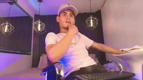 Snapshot of _white_fox_ chatting on September 18, 2025, 9:39 pm white fox online show from September 18, 2025, 9:39 pm