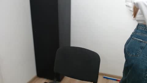 a_ariella_ online show from September 22, 2025, 12:40 pm