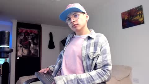 Snapshot of a_lejandro_08 chatting on December 10, 2024, 11:40 pm alejo online show from December 10, 2024, 11:40 pm