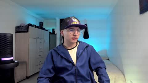 Snapshot of a_lejandro_08 chatting on December 15, 2024, 6:26 pm alejo online show from December 15, 2024, 6:26 pm