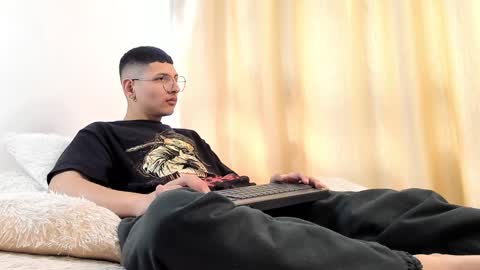 Snapshot of a_lejandro_08 chatting on December 19, 2024, 7:51 pm alejo online show from December 19, 2024, 7:51 pm